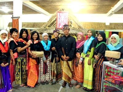 Kain tenun khas Lombok di Sukarara